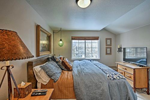 Ένα ή περισσότερα κρεβάτια σε δωμάτιο στο Steamboat Springs Condo with Hot Tub and Ski Bus!