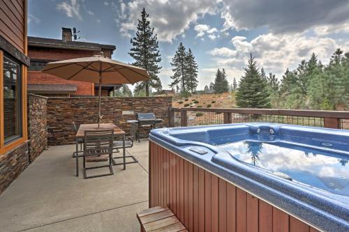 Foto dalla galleria di Updated Spacious Truckee Home Hot Tub and BBQ Patio a Truckee