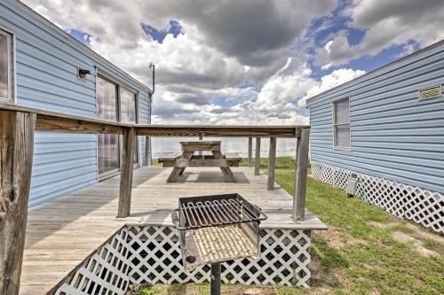 Cozy Lakefront Home in Ocala with Deck, Grill and A and C!