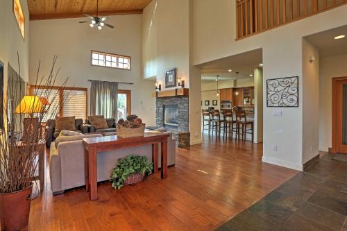 Φωτογραφία από το άλμπουμ του Updated Spacious Truckee Home Hot Tub and BBQ Patio σε Truckee