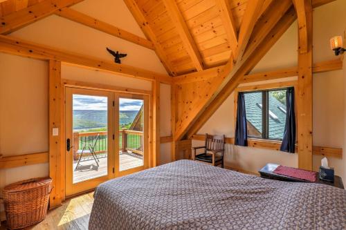 Krevet ili kreveti u jedinici u objektu Naples Cabin with Lake Views and Wraparound Deck!