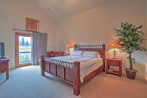 Ένα ή περισσότερα κρεβάτια σε δωμάτιο στο Updated Spacious Truckee Home Hot Tub and BBQ Patio