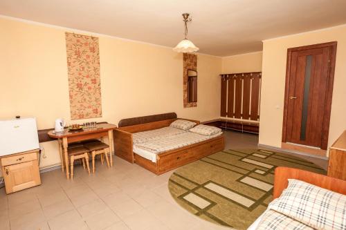 a living room with a bed and a table at Smerekova Hata in Yablunytsya
