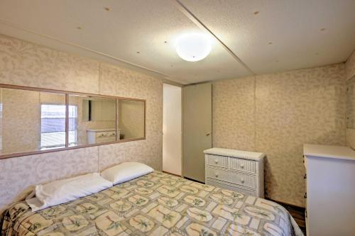 1 dormitorio con 1 cama, vestidor y ventana en Lakeside Silver Springs Cabin with On-Site Boat Ramp, en Silver Springs