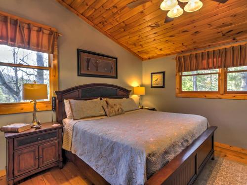 Gallery image of Cozy Nest Gatlinburg Cabin with Porch and Jacuzzi! in Gatlinburg