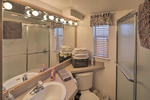 La salle de bains est pourvue d'un lavabo, de toilettes et d'un miroir. dans l'établissement Lake Havasu Cabin with Lake and Mtn Views, Boat Launch, à Lake Havasu City