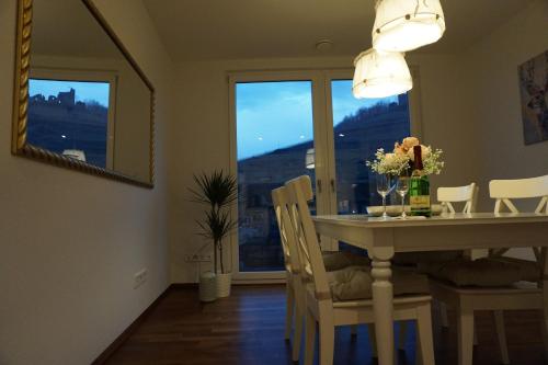 Photo de la galerie de l'établissement Penthouse Burgblick mit Dachterrasse, à Staufen-en-Brisgau