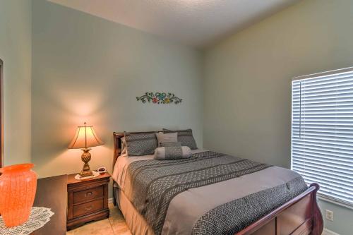 Rúm í herbergi á Sunny Kissimmee Retreat with Pool, Near Disney!