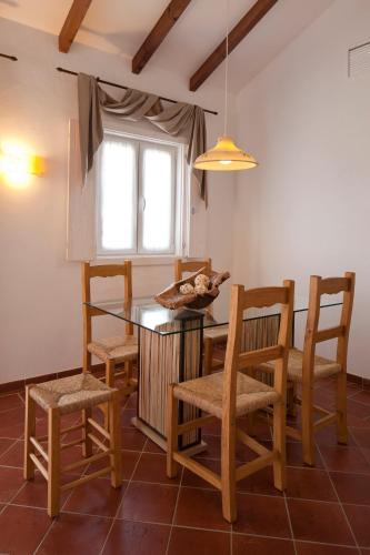 a kitchen with a table and chairs and a window at Monte do Giestal - Casas de Campo & Spa in Abela
