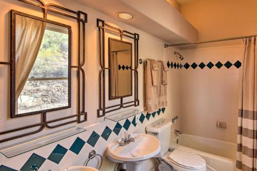 ein Badezimmer mit Waschbecken und Toilette und einem Fenster in der Unterkunft La Roca - Tucson Casita with Mtn View on 10 Acres! in Tucson