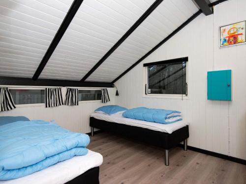 2 bedden in een kamer met een plafond bij Vibrant Holiday Home in Syddanmark with Barbecue in Toftlund