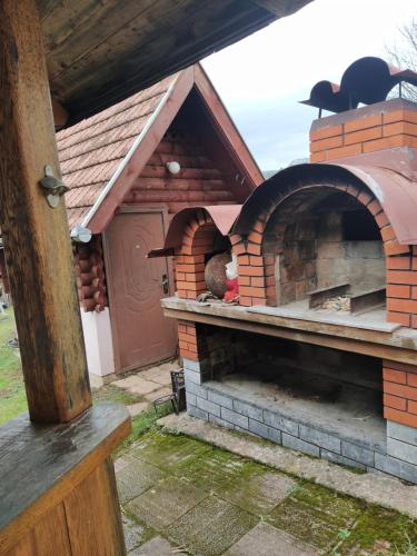 Gril dostupný pro hosty v chaty