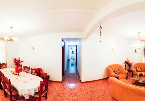 Posezení v ubytování La Caverna House