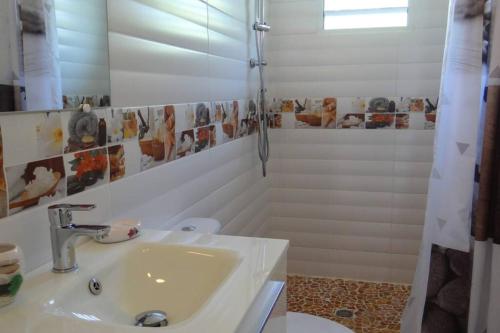 Ein Badezimmer in der Unterkunft Villa Tourmaline
