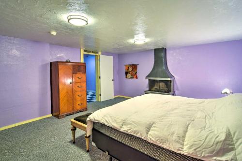 Voodi või voodid majutusasutuse Downtown Anchorage Home, 1 Block to Coastal Trail! toas
