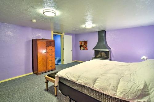 安克雷奇Downtown Anchorage Home, 1 Block to Coastal Trail!的紫色卧室配有一张床和一个壁炉
