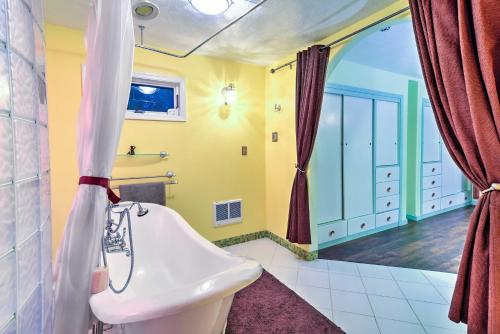 Kúpeľňa v ubytovaní Downtown Anchorage Home, 1 Block to Coastal Trail!