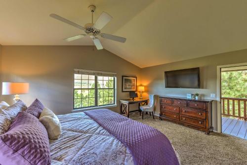 ein Schlafzimmer mit einem Bett mit Deckenventilator und einer Kommode in der Unterkunft Upscale Flagstaff Home with Hot Tub and Mountain Views in Flagstaff