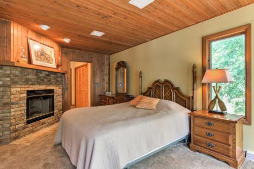 מיטה או מיטות בחדר ב-Waupaca Lakefront Home with Pool Table and Dock!