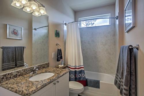 Vannituba majutusasutuses Bokeelia Cottage with Private Pool