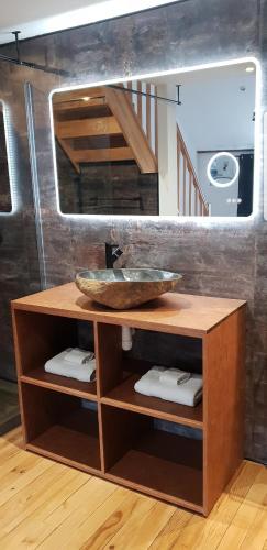 La salle de bains est pourvue d'un comptoir avec un lavabo et un miroir. dans l'établissement Atypical Flat, à Charleville-Mézières