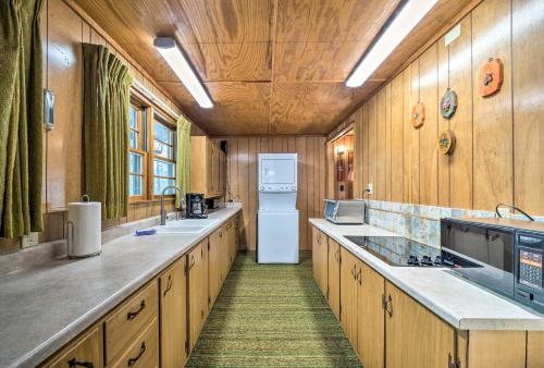 een grote keuken met houten kasten en een koelkast bij Forest Views and Porch Family Cabin in Ruidoso in Ruidoso