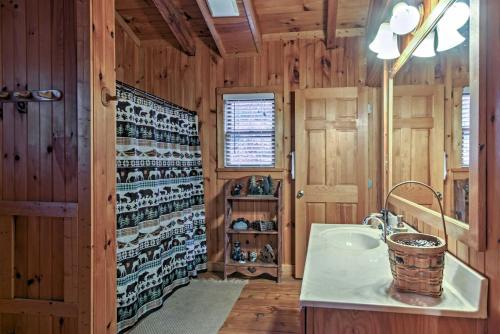 Ένα μπάνιο στο Smoky Mountains Cabin with Hot Tub, Deck and Views!