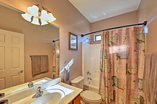 Un baño de Arizona Retreat with Heated Pool, Fire Pit and Grill!