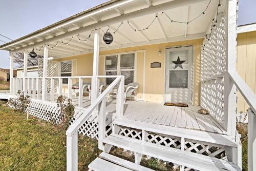 Galeriebild der Unterkunft Ferron Home with Porch and Mtn Views - Walk to Town in Ferron