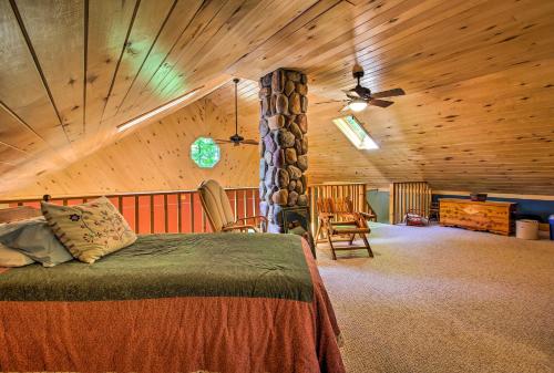 A bed or beds in a room at Trout Lake Cabin with Private Dock, Kayaks and Loft!