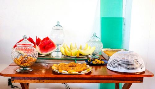 イリェウスにあるCururupe Praia Hotelの食品・果物の盛り合わせが入ったテーブル