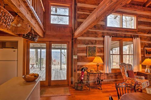 Cabaña de madera con cocina y sala de estar. en Cozy Cumberland Mountain Cabin with Stunning Views!, en Beersheba Springs