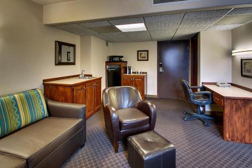 an office with a couch and a desk and chairs at EverSpring Inn in Bismarck