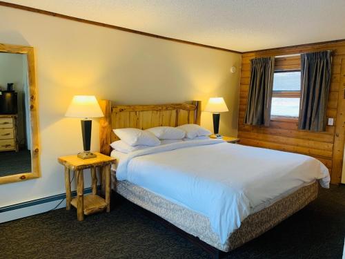 Ένα ή περισσότερα κρεβάτια σε δωμάτιο στο Discovery Lodge