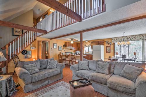 Posezení v ubytování Masthope Home with Pool and Lake Access - Ski Big Bear