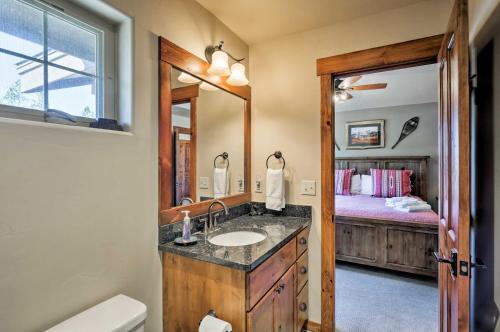 łazienka z umywalką, lustrem i łóżkiem w obiekcie Winter Park Condo with Hot Tub and Mountain Views! w mieście Winter Park