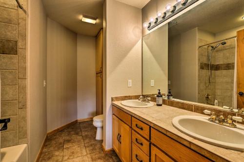 Phòng tắm tại Mountain-View Condo with Deck Walk to Grand Lake
