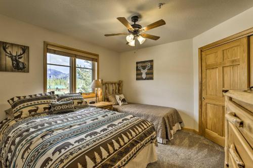 Een bed of bedden in een kamer bij Mountain-View Condo with Deck Walk to Grand Lake