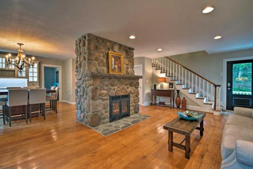 Φωτογραφία από το άλμπουμ του Waterfront Harveys Lake House with Private Dock! σε Harveys Lake