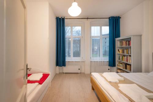 ein Schlafzimmer mit einem Bett und einem Bücherregal in der Unterkunft Apartament Villa Clara in Lądek-Zdrój