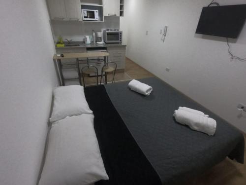 1 dormitorio con 1 cama con 2 almohadas en Departamento Aires Verdes de Salta en Salta