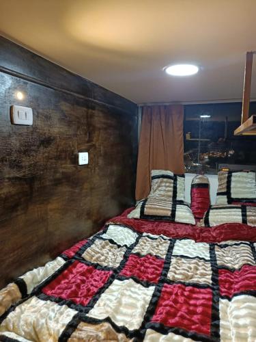 Ένα ή περισσότερα κρεβάτια σε δωμάτιο στο Petra Cabin Inn Hostel&Resturant