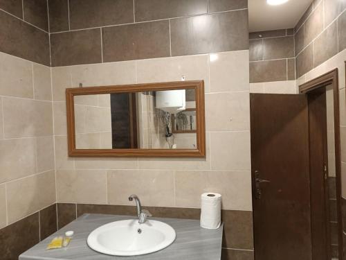 Ένα μπάνιο στο Petra Cabin Inn Hostel&Resturant
