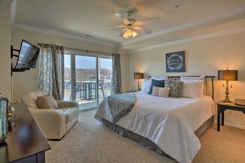 1 dormitorio grande con 1 cama y balcón en Lakefront Osage Beach Condo with Pool and Water Views!, en Osage Beach