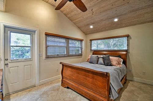 een slaapkamer met een bed en 2 ramen bij Sarasota Bungalow with Pergola, Garden and Waterfalls! in Sarasota