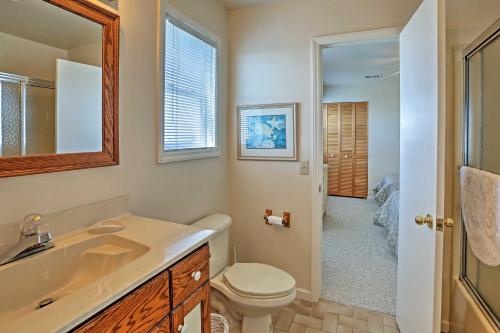 Ένα μπάνιο στο Family-Friendly Vacation Home Steps to Beach!