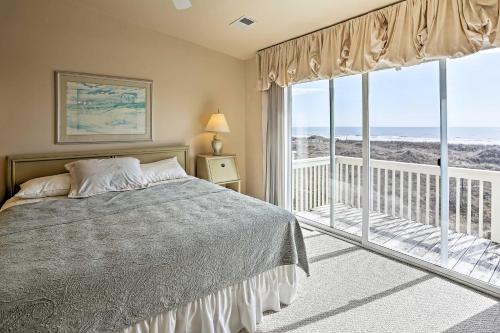 Ένα ή περισσότερα κρεβάτια σε δωμάτιο στο Family-Friendly Vacation Home Steps to Beach!