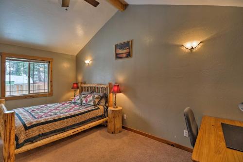 1 dormitorio con cama, mesa y ventana en Hungry Horse Cabin Deck, Fire Pit, Near Glacier!, en Hungry Horse