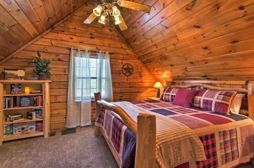 Postelja oz. postelje v sobi nastanitve Sevierville Cabin with Hot Tub, Views and Pool Access!