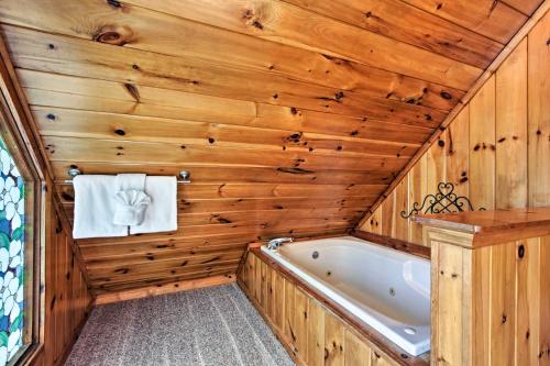 Spa in/ali druge wellness storitve v nastanitvi Sevierville Cabin with Hot Tub, Views and Pool Access!